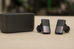 Wireless earbuds with case