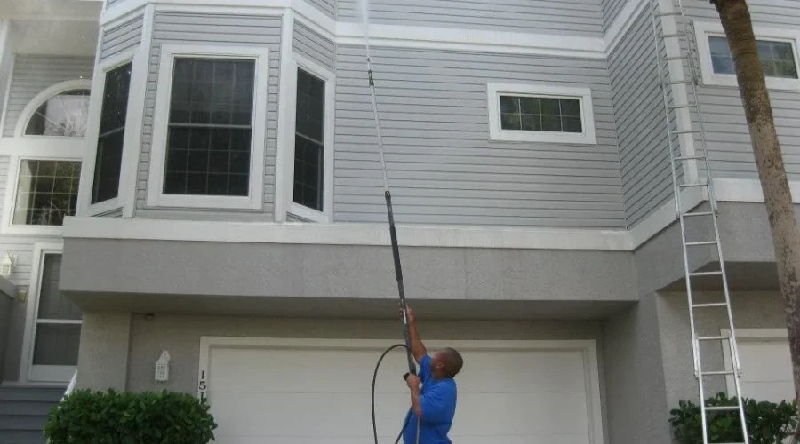 Homemade solution for cleaning vinyl siding